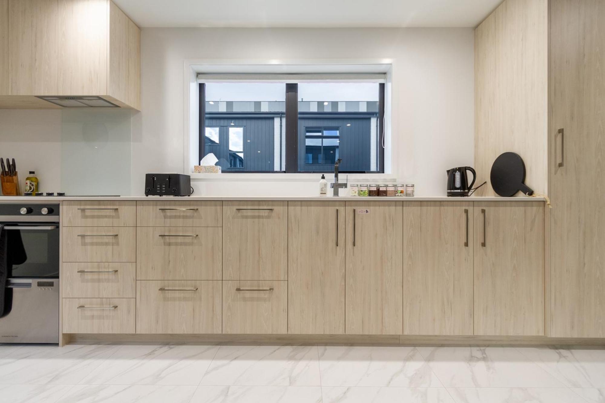 Discover Elegance - New Haven. 3 Bedroom Apartment *